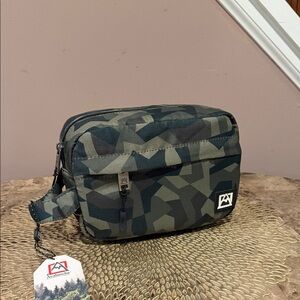 Avalanche Men's Camo Toiletry Bag in Green and Black